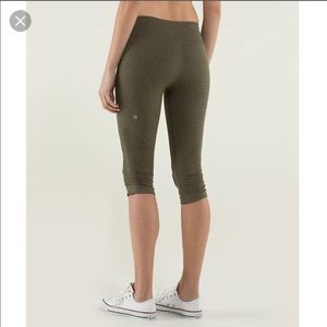 Fatigue Green in the flow lululemon crops